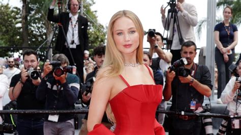 Jennifer Lawrence Bares It All and Flaunts Fully Naked Body in。